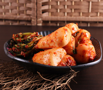 총각김치 : 100% 국내산 재료를 사용하여 재료 천연의 맛을 살린 맛깔난 전라도식 총각김치